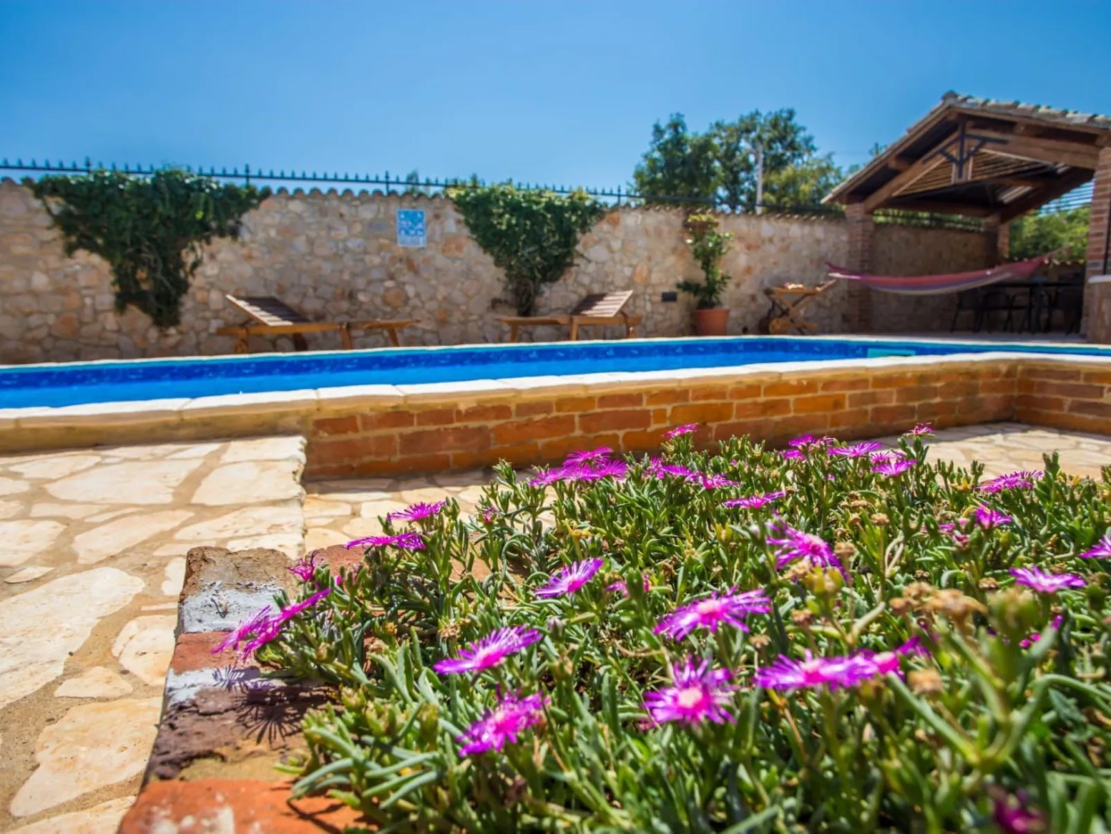 Andre Wohnung mit Pool-Buiten