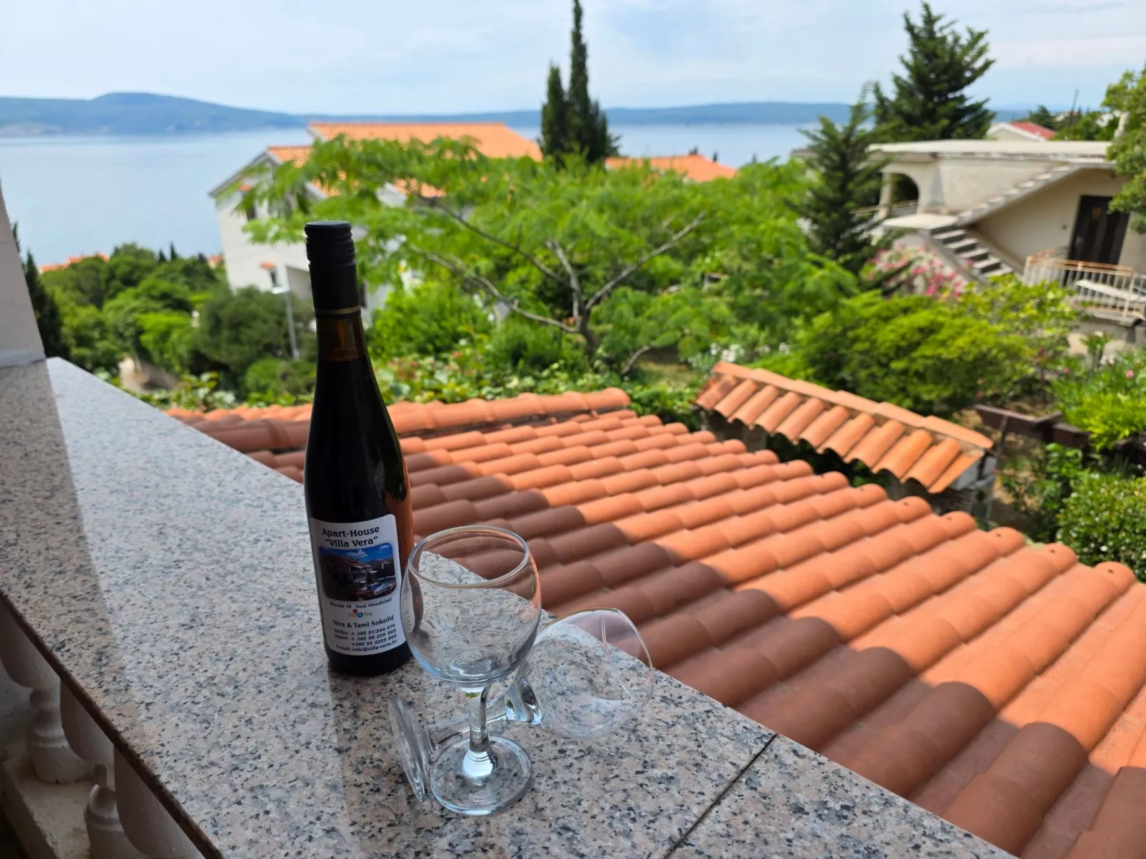 Appartement mit Balkon - gemeinsamer Pool und Terrasse-Buiten