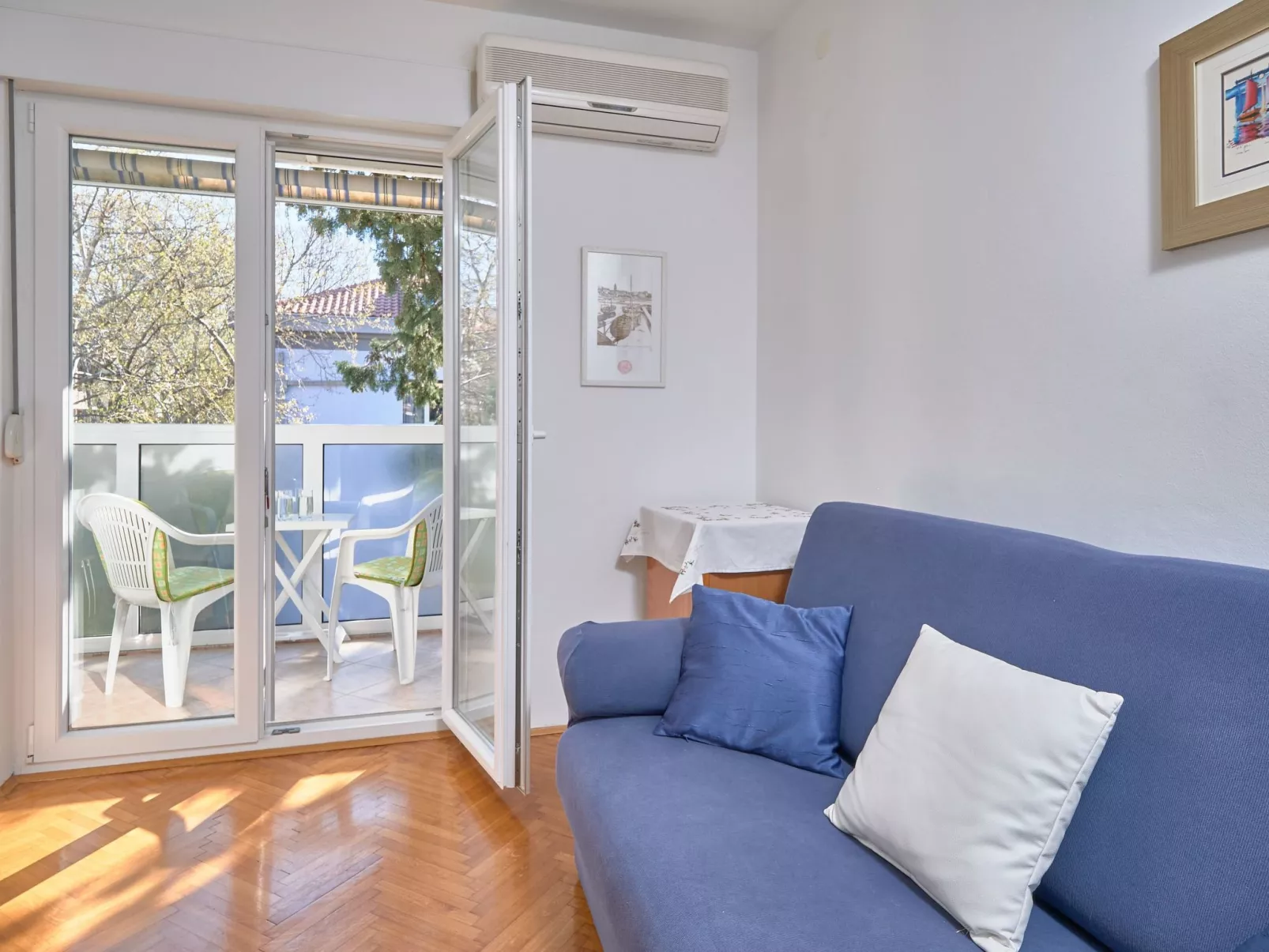 Andrea mit Stadtblick-Binnen