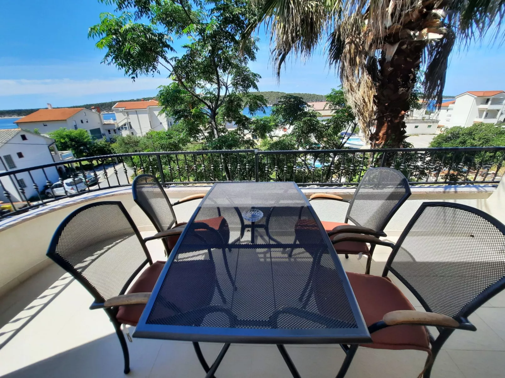 Appartement in Barbat mit Großer Terrasse-Buiten