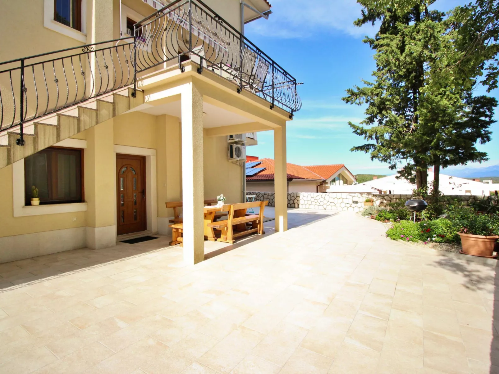 Apartment Ivanka-Buiten