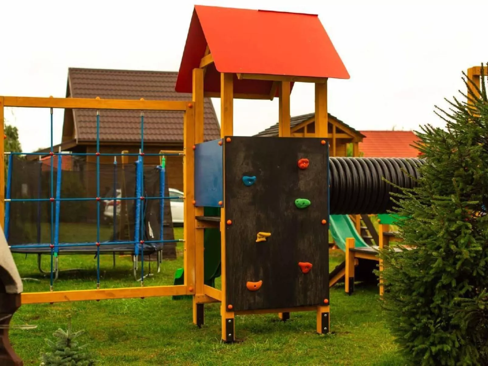 Modernes Ferienhaus in Biebrowo mit Grill, Garten und Terrasse-Buiten