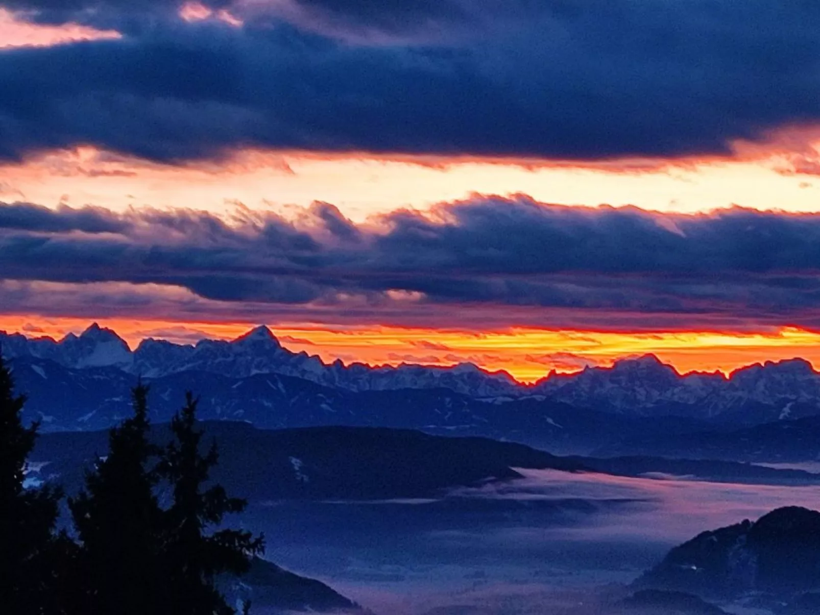 Sonniges Berghaus, ruhige Lage, phantastischer Weitblick-Buiten