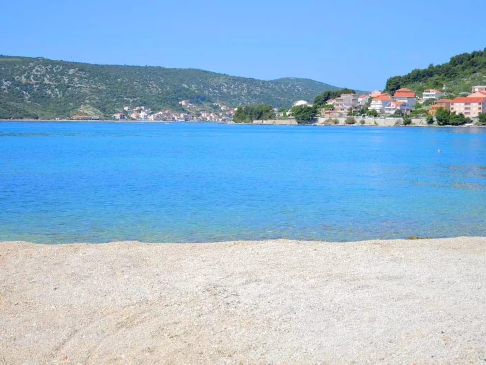 Schöne Wohnung in Poljica mit privatem Parkplatz-Buiten