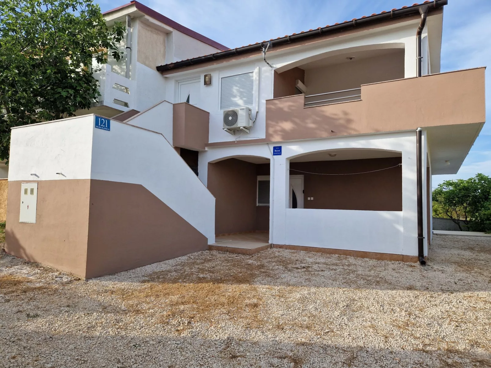 Ema erste Etage mit offener Terrasse-Buiten