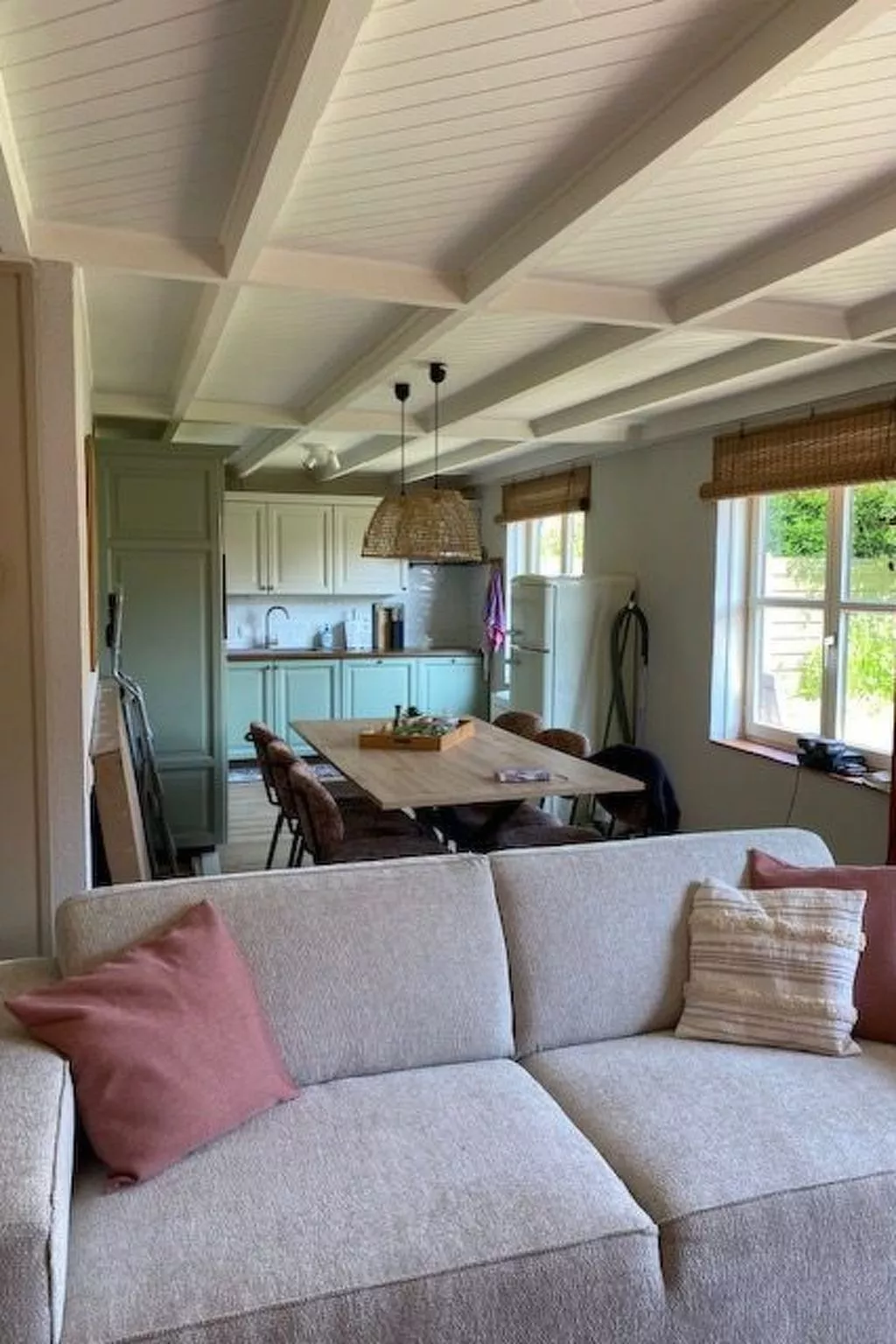 Zonnewind in der Nähe von Dünen und Wald-Binnen