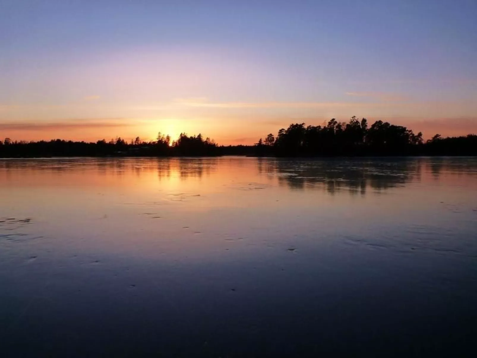 Holzhaus mit Terrasse, direkt an einer Bucht-Buiten