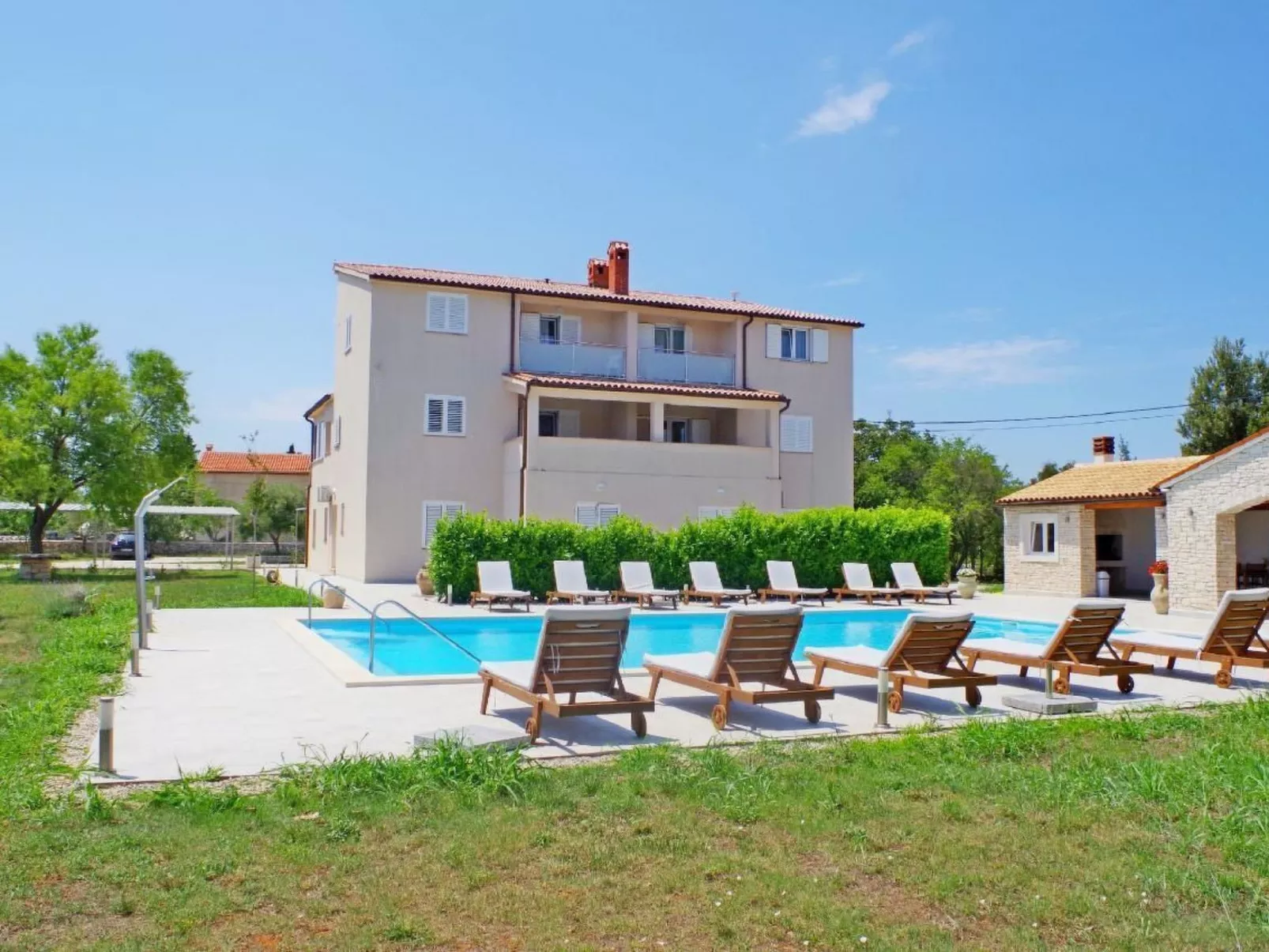 In Rakalj mit Grill, Garten und Terrasse-Buiten