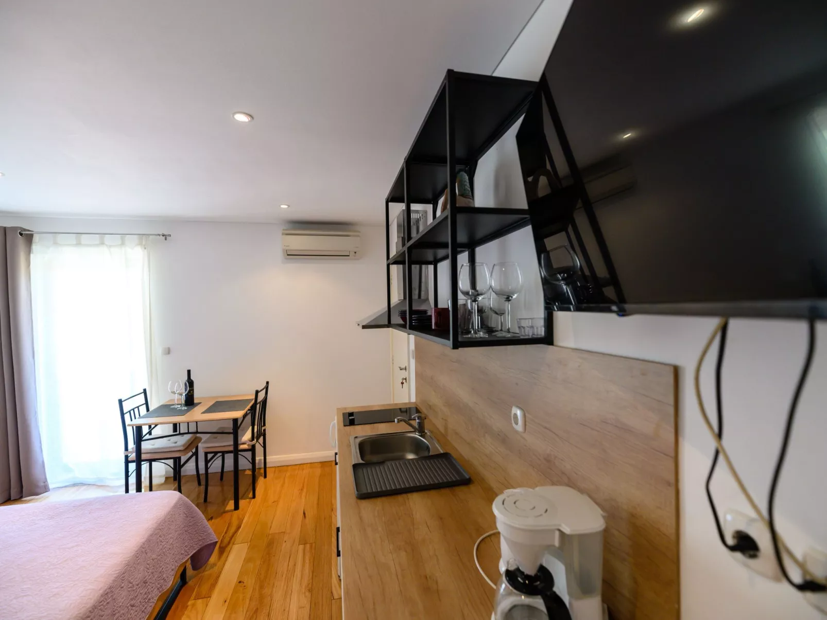 Studio-Apartment "Nives" mit Blick auf das Wasser-Binnen