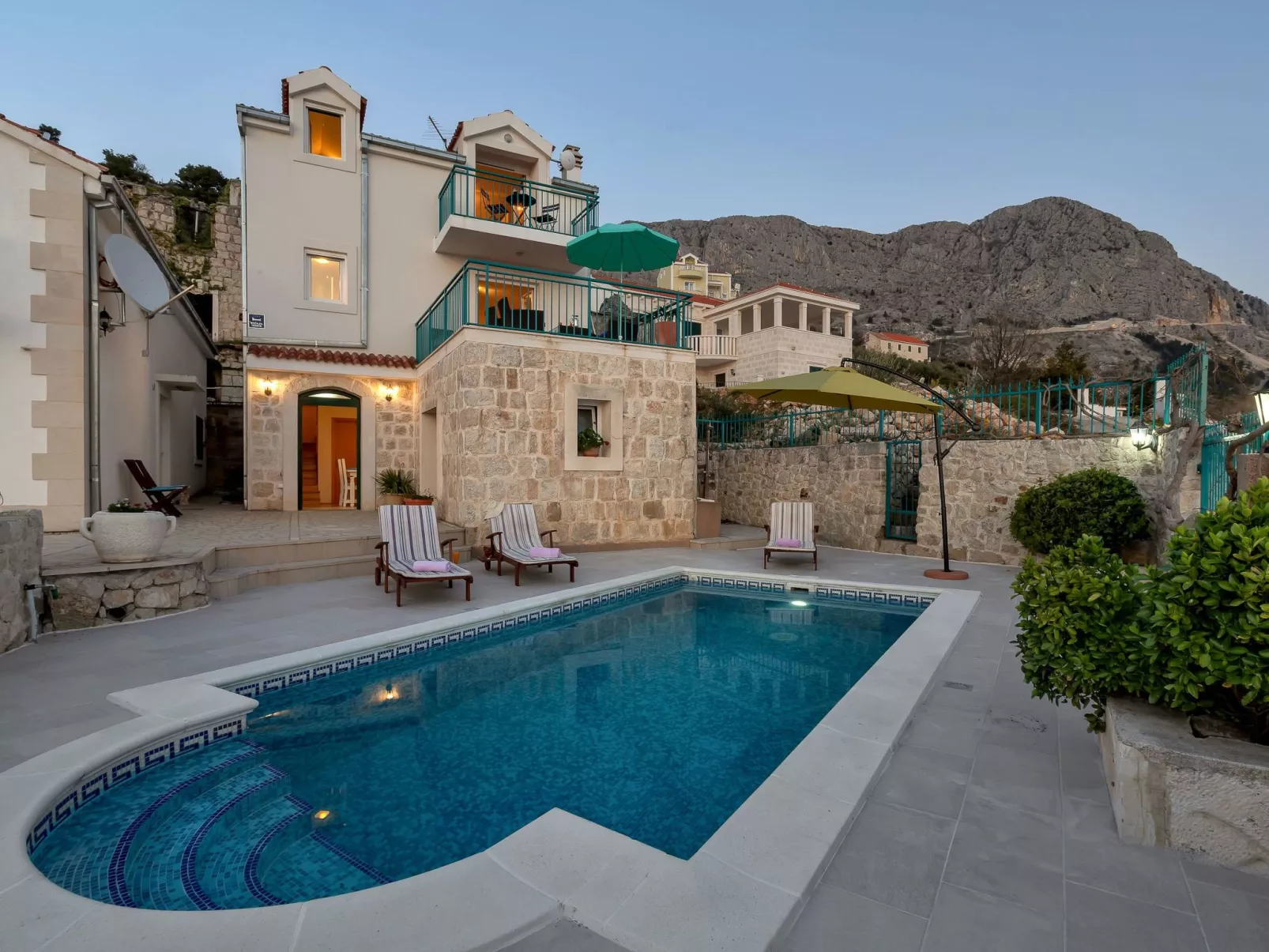 "Podgora" mit Blick auf das Wasser-Image-tags.info