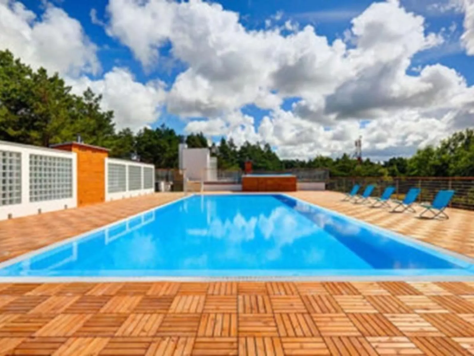 "Apartment 18B" mit Schwimmbad-Image-tags.info