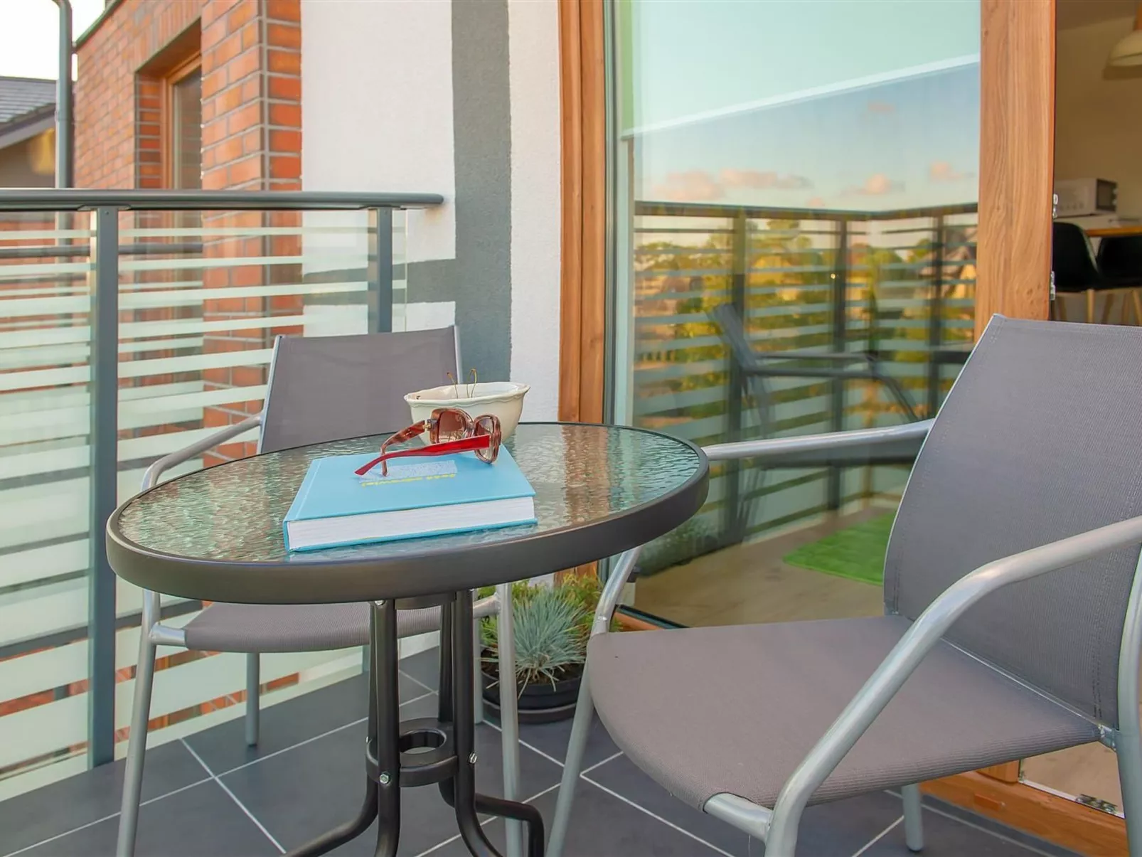 Moderne Ferienwohnung mit Balkon, nur 500 Meter von Meer und Strand entfernt-Buiten