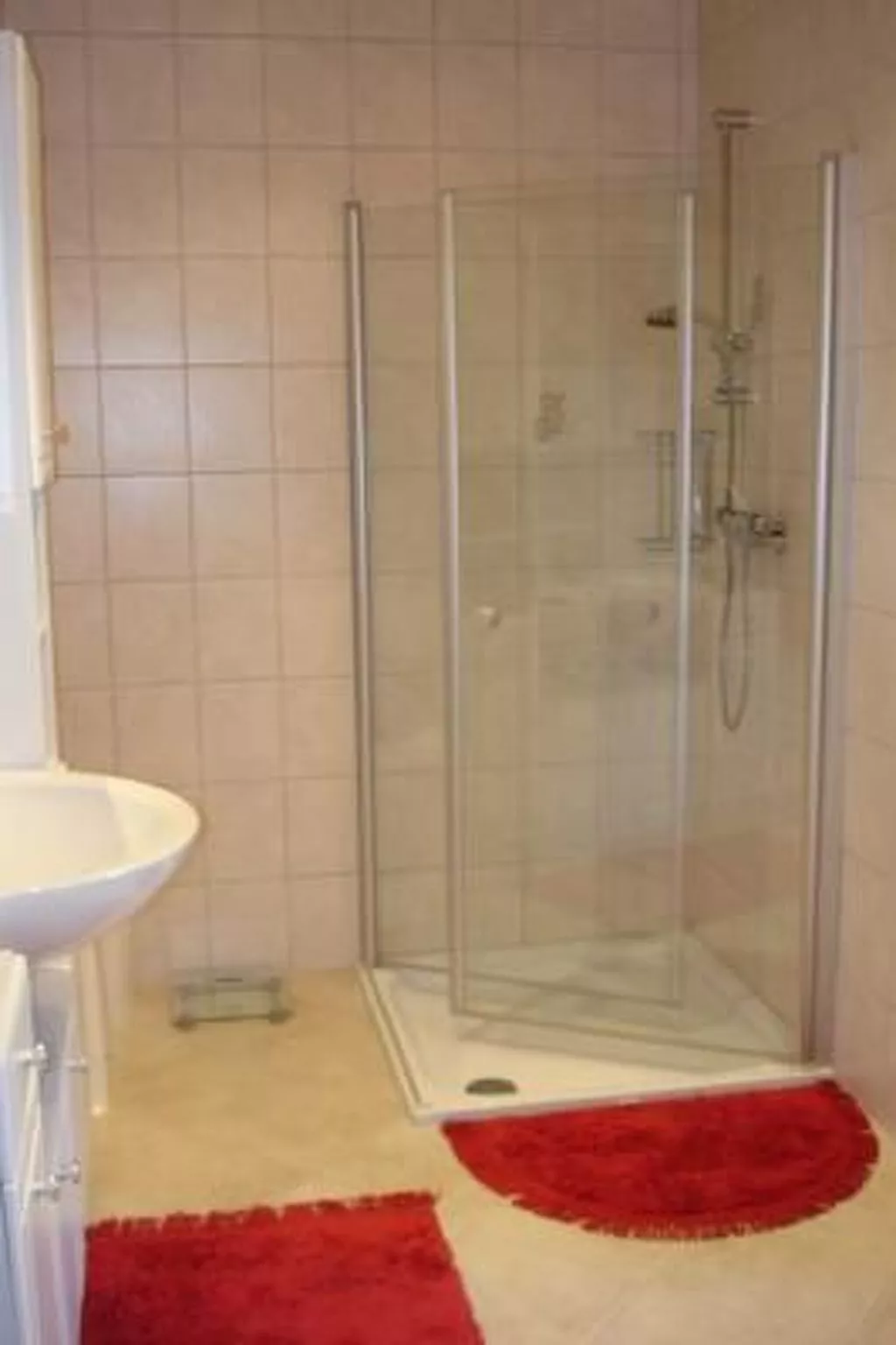 In Hage mit Garten, Terrasse und Grill