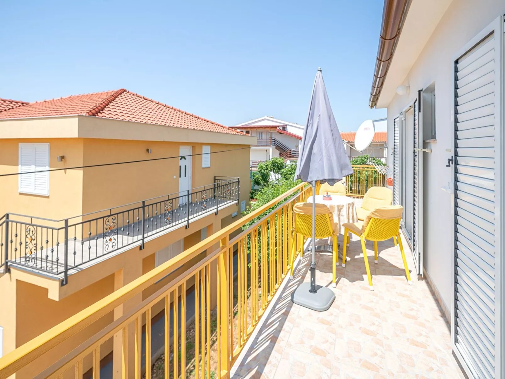 Große Ferienwohnung in Vodice mit Eigenem Balkon-Buiten