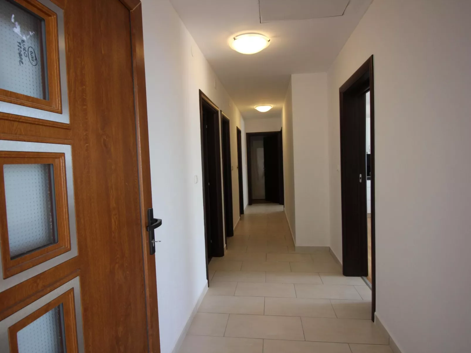 "Manda3" mit Blick auf das Wasser-Binnen