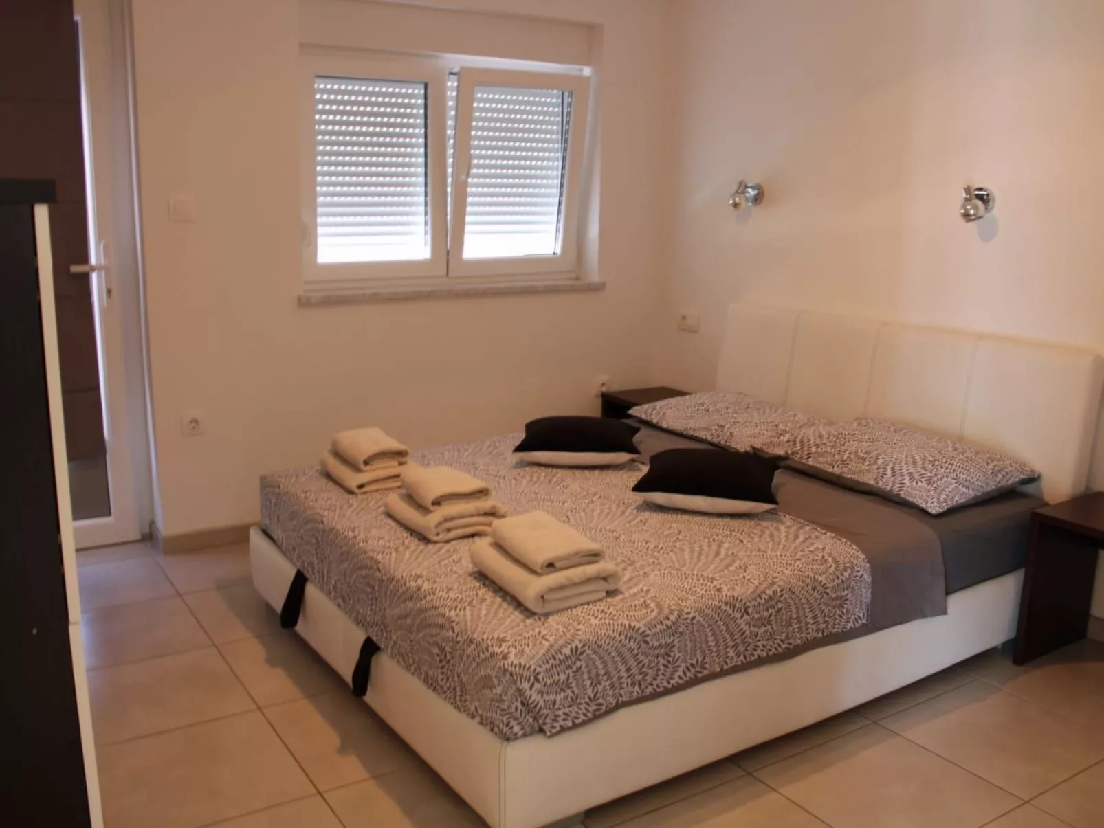 Appartement mit Terrasse, Meerblick, Jacuzzi, Außenpool-Image-tags.info