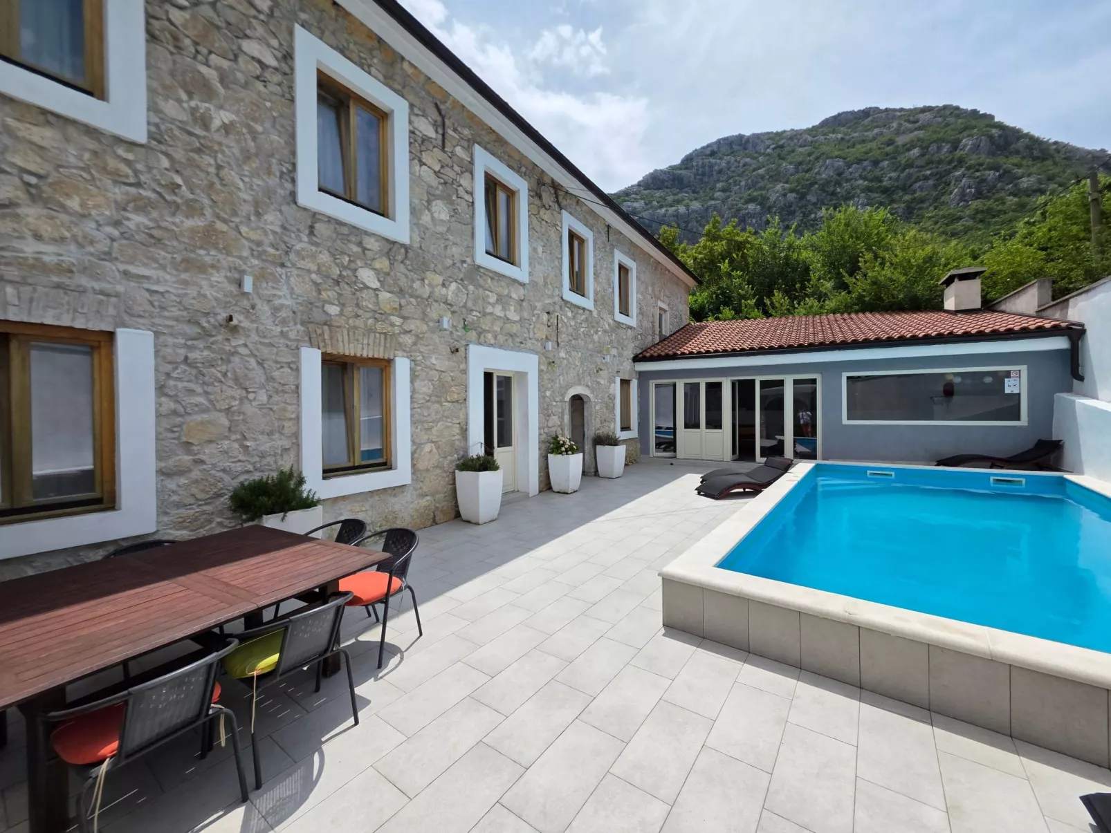 Steinhaus mit privatem Außenpool-Buiten