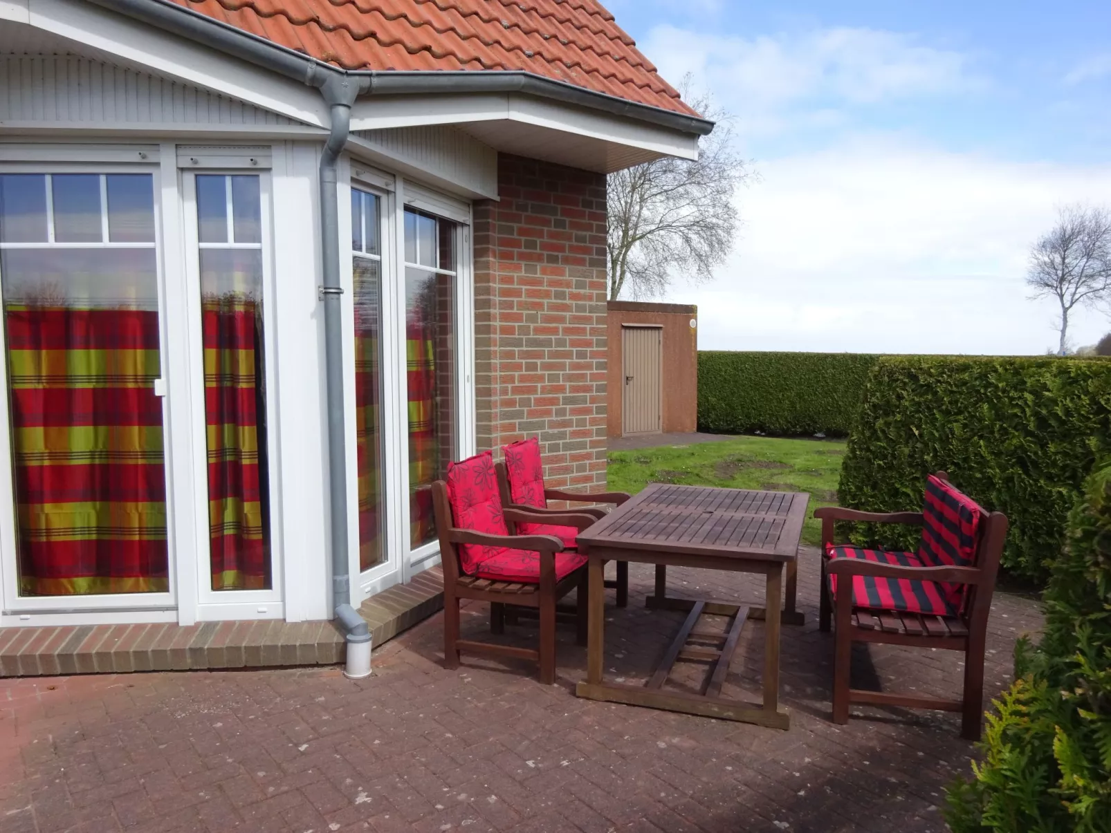 Komfortable Doppelhaushälfte und großem Garten-Buiten