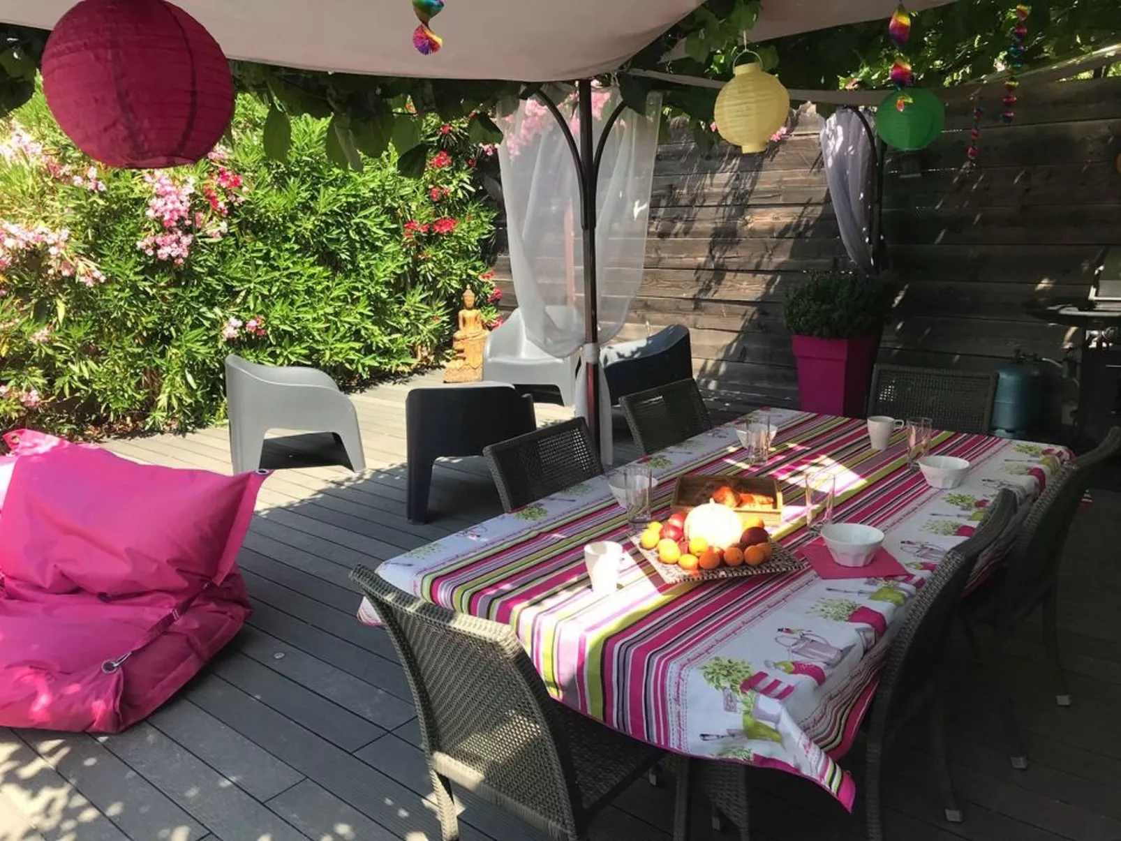 Mit eigenem Pool-Buiten