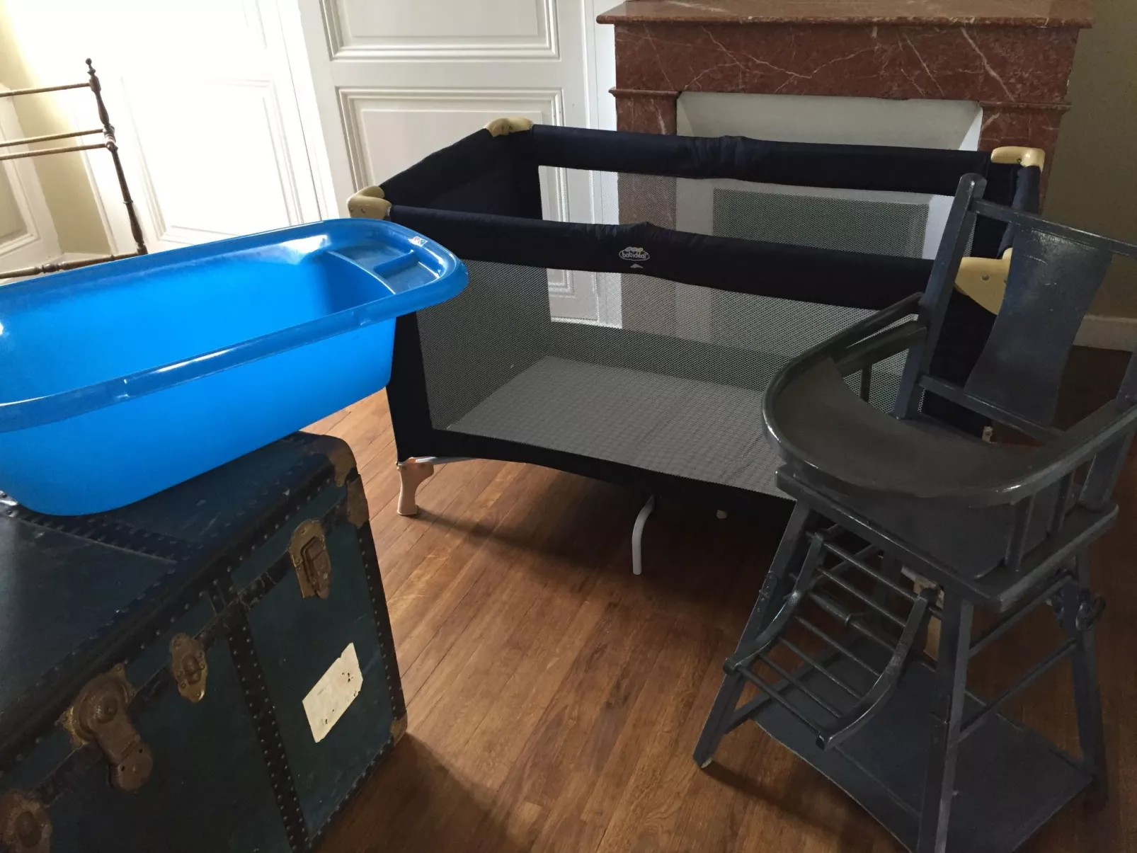 Schloss mit Überlaufpool an der Dordogne-Binnen