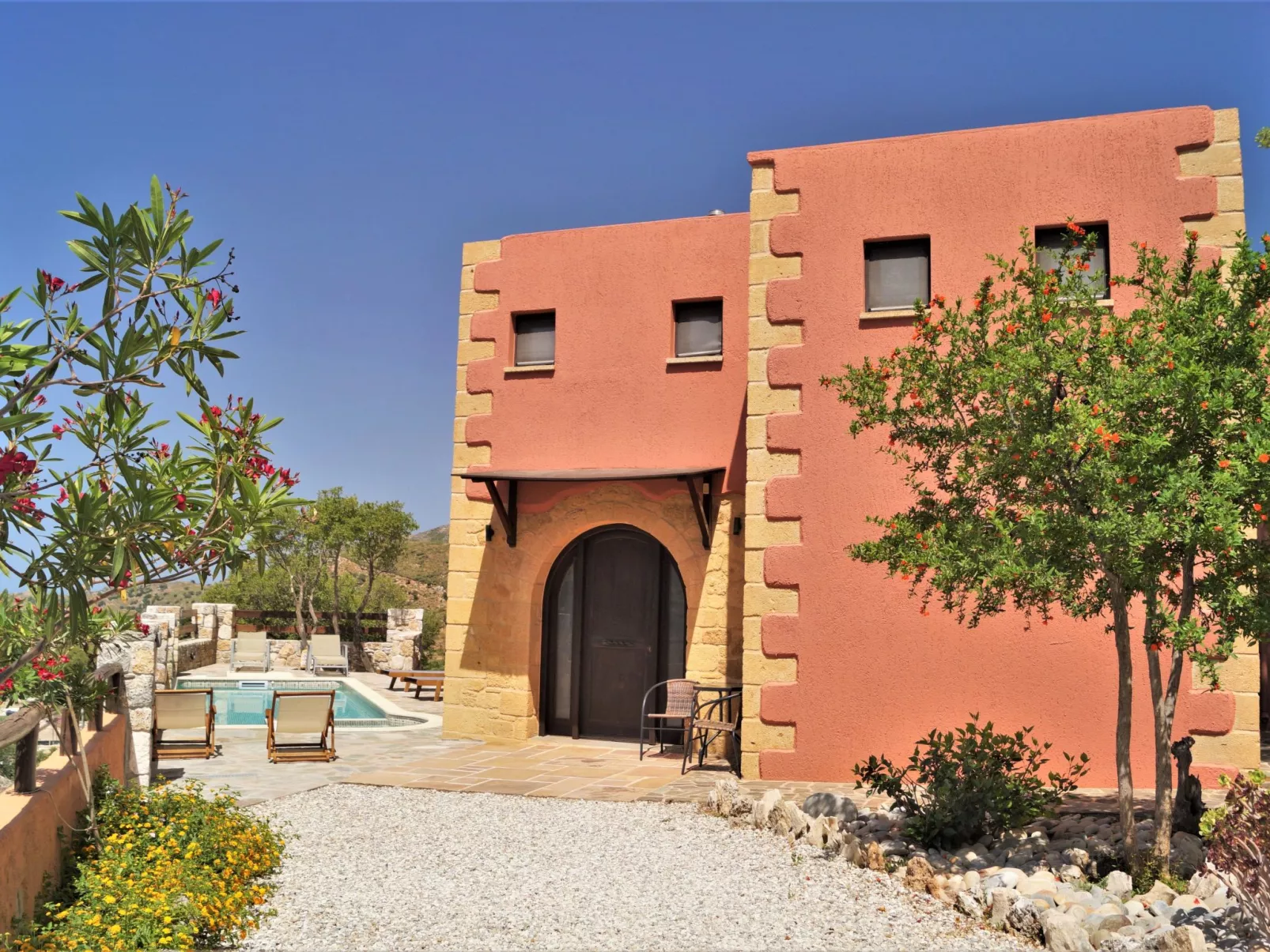 Geräumige Villa mit Pool nur 12km vom Strand entfernt-Buiten