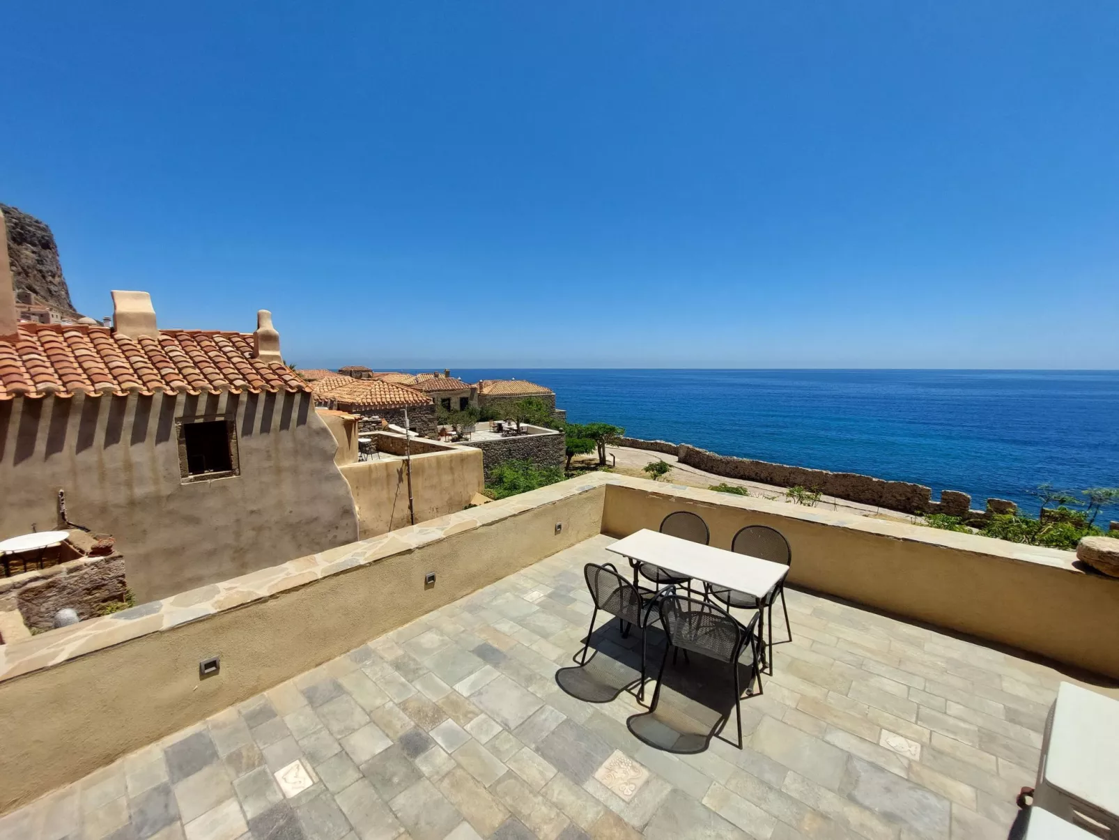 "Goulas" mit Blick auf das Wasser