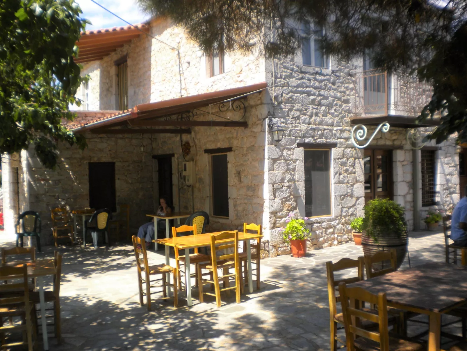 Steinhaus in Leonido mit Parkplatz-Binnen