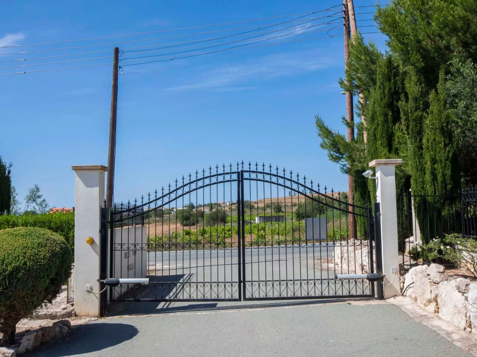 Villa mit Blick auf die Berge und Whirlpool-Buiten
