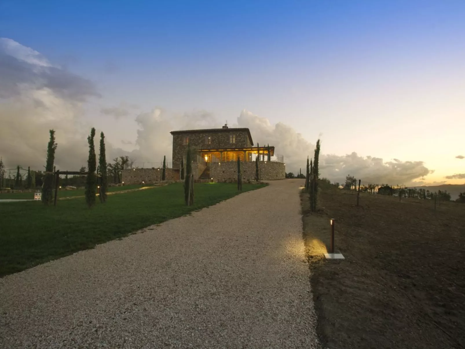 Villa mit Infinity-Pool-Buiten