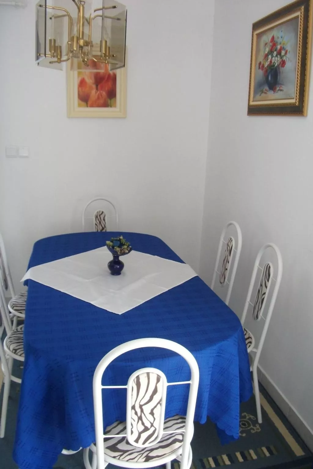 Mit Terrassen, Balkonen sowie Parkplatz