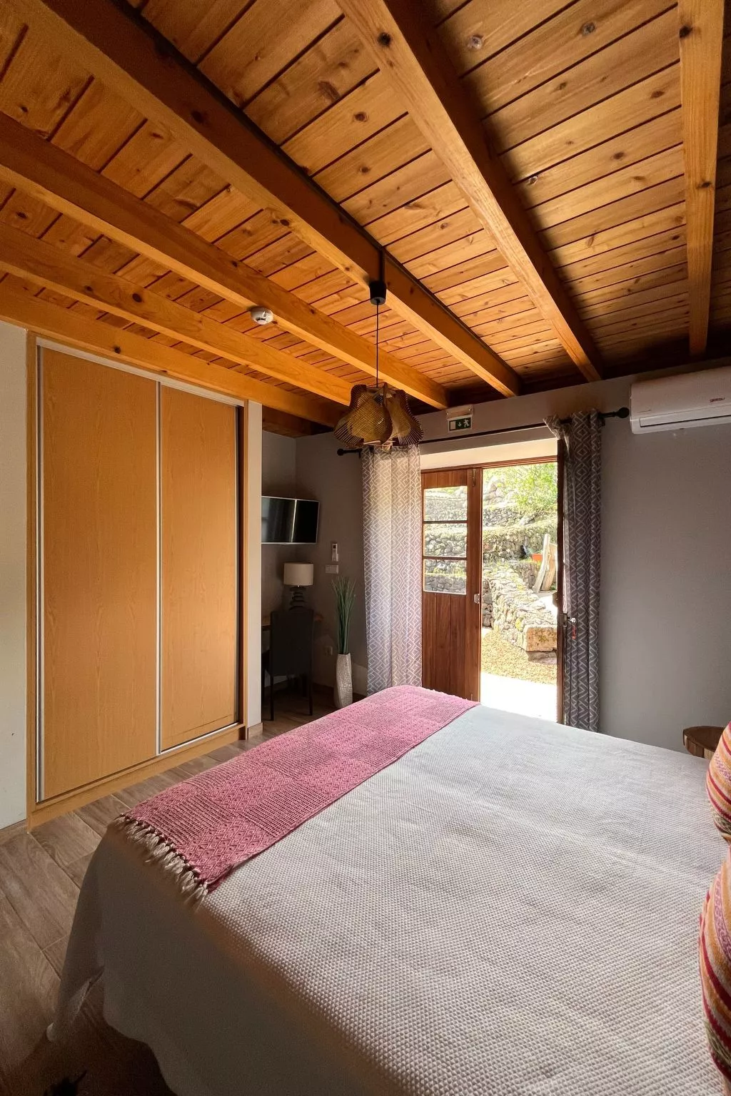 "Vinea Lava" mit Blick auf das Wasser-Image-tags.info