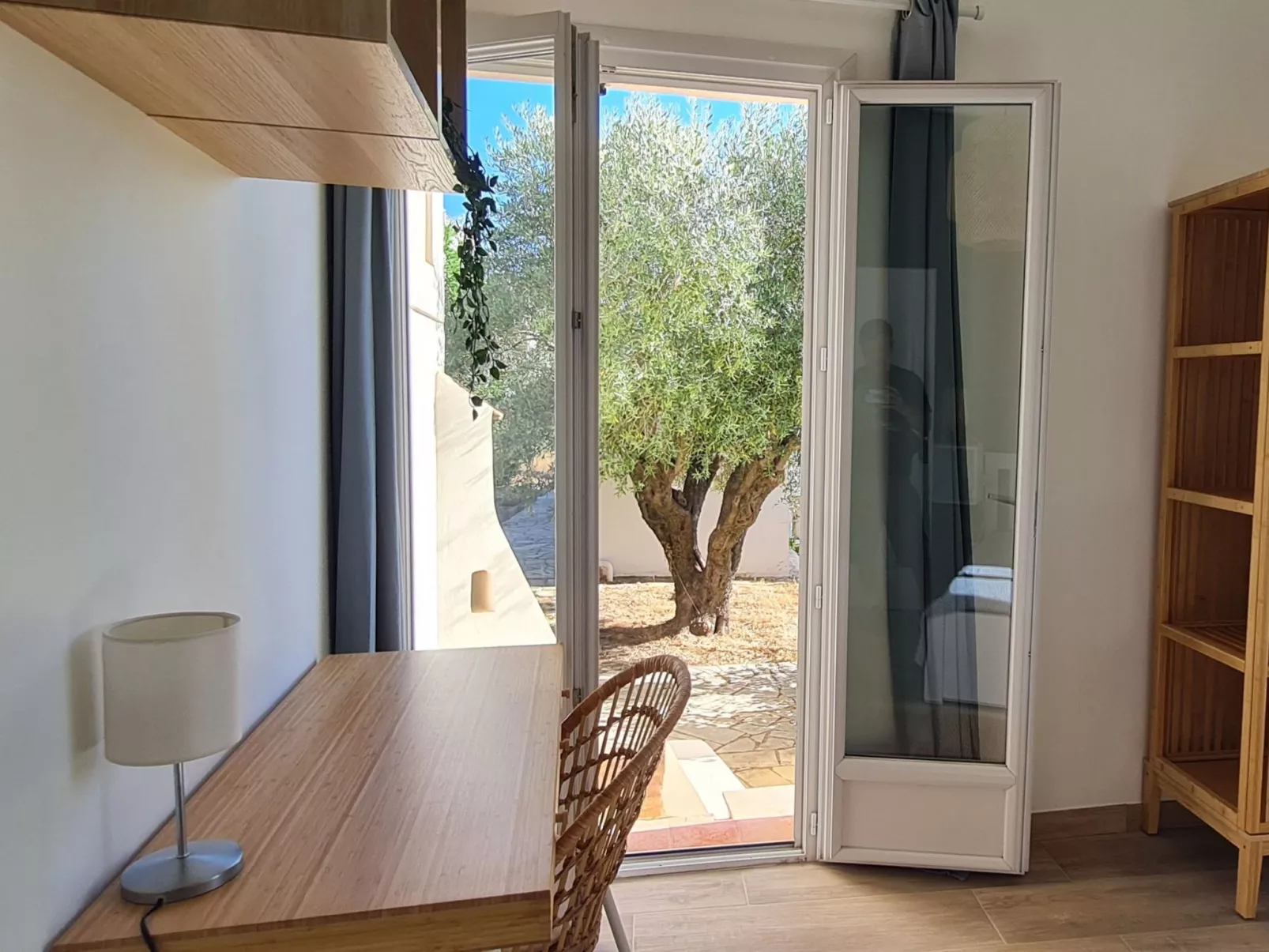 Im Herzen der Weinberge, schattige Terrasse umgeben von Grün, Pool - Image-tags.info