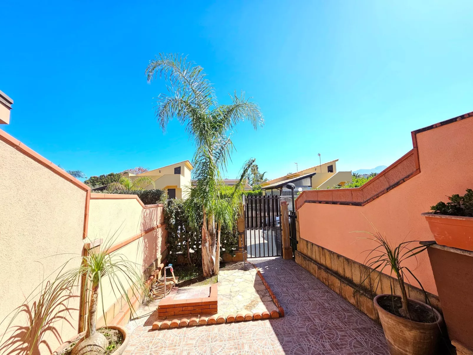 Helle mediterrane Villa mit Veranda und Garten-Buiten