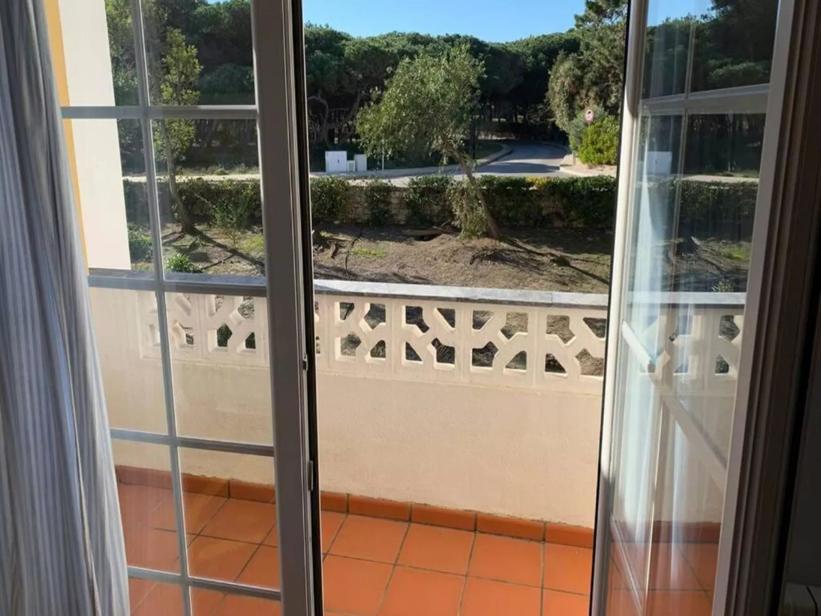 Atmen Sie die Meeresbrise in Praia Del Rey ein-Binnen