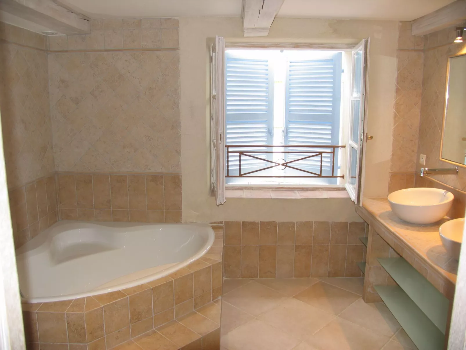 Wohnung "Eze" mit Privatparkplatz-Binnen