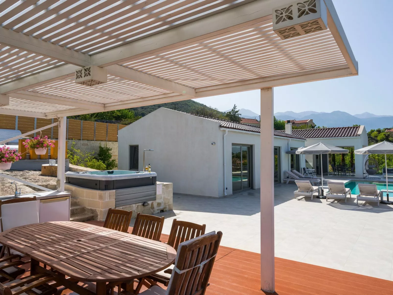 Villa White Harmony 6km vom Strand entfernt mit Pool-Buiten