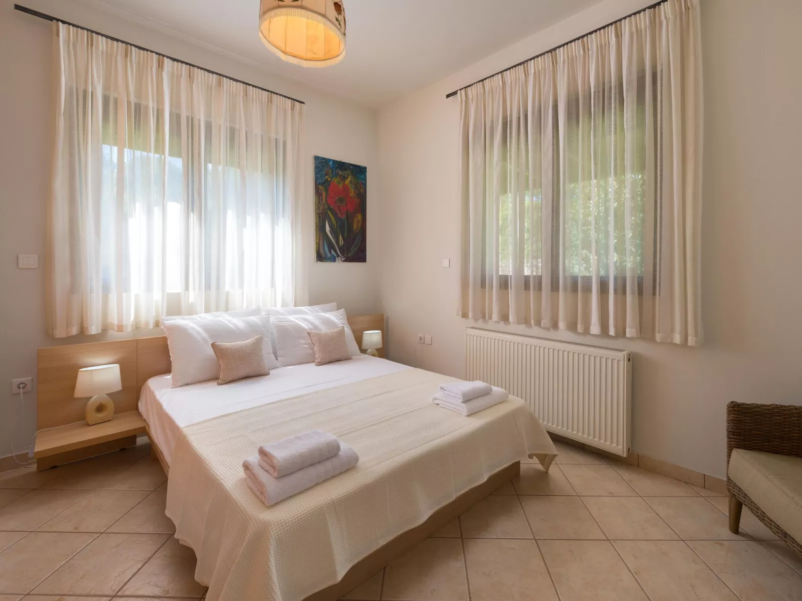 In Sgourou mit Parkplatz, Blick ins Grüne-Binnen