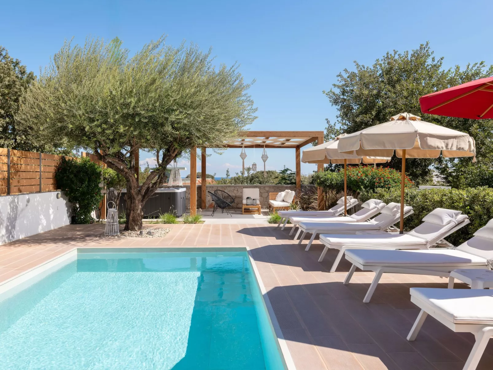 Schöne Pool-Villa Terpsis-Buiten