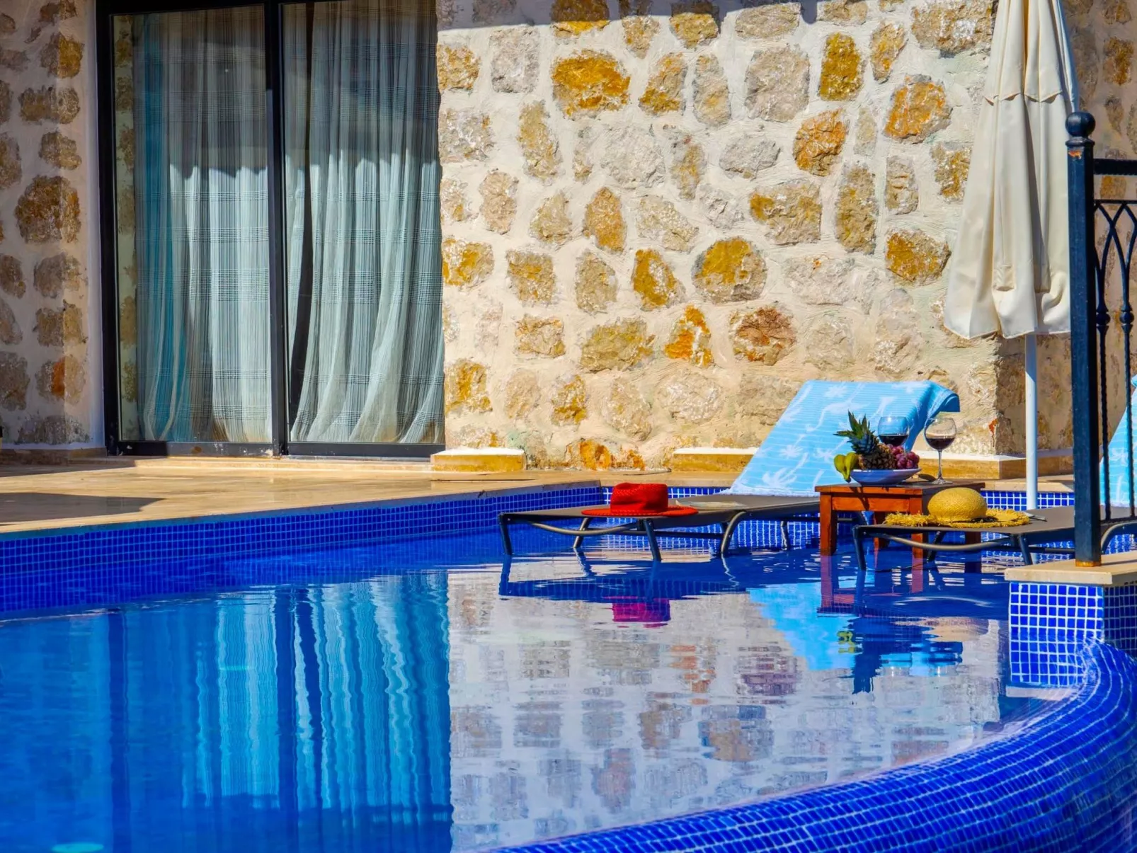Rustikale Natursteinvilla mit Bergblick in Kalkan-Buiten