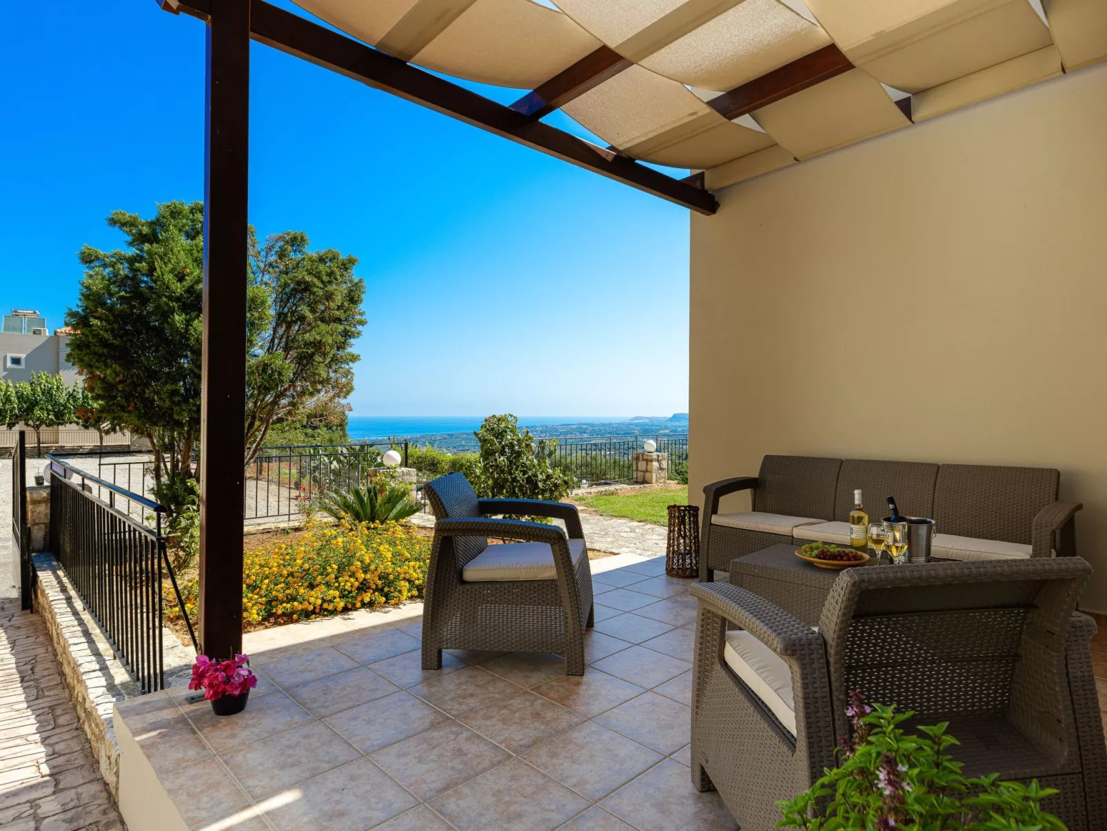 Ruhige Villa mit privatem Pool, BBQ und Kinderbereich-Buiten