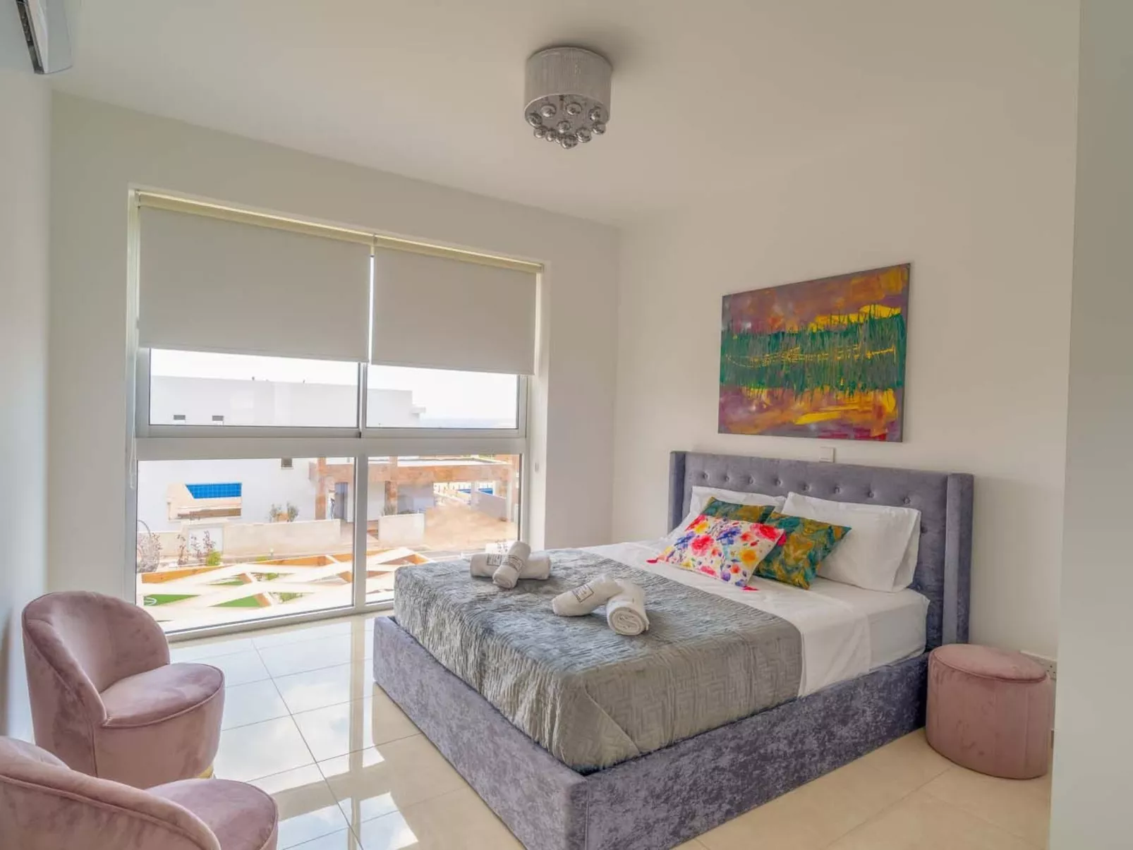 Luxuriöse Villa mit 4 Schlafzimmern, Pool und Whirlpool-Binnen