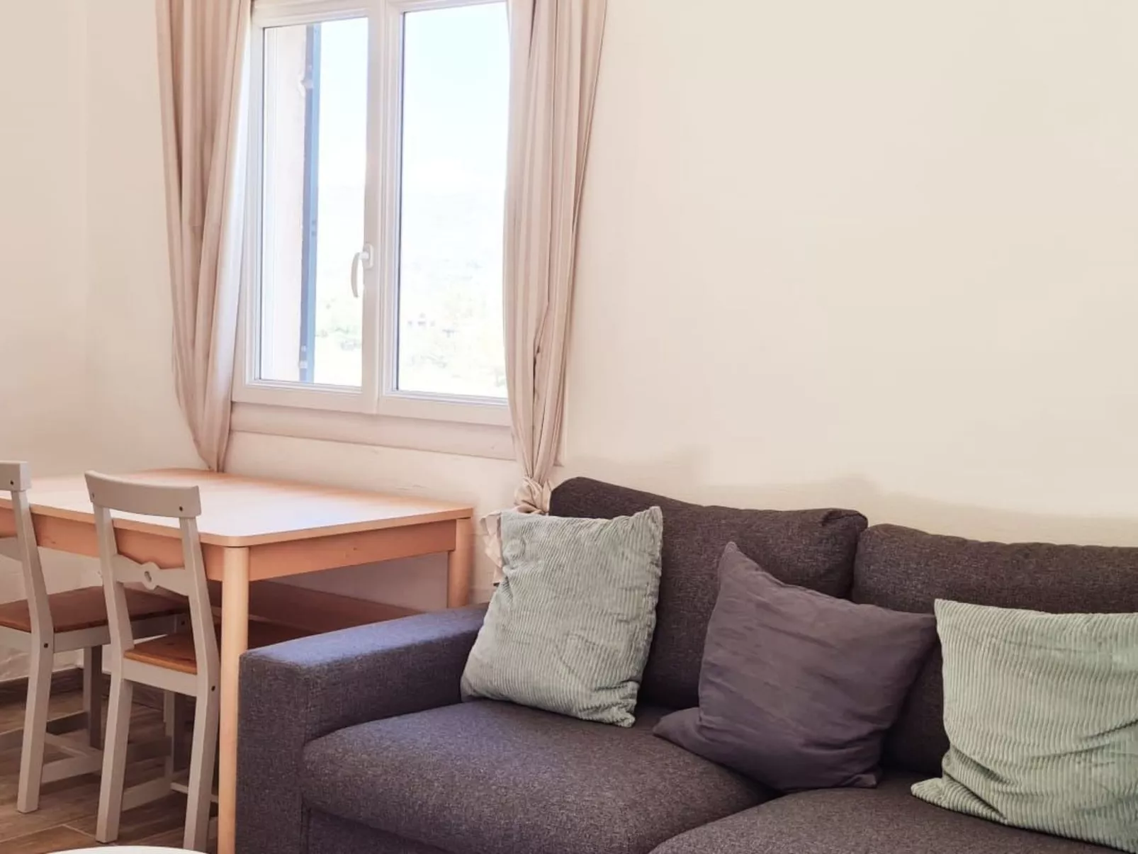 Im Herzen der Weinberge, schattige Terrasse umgeben von Grün, Pool