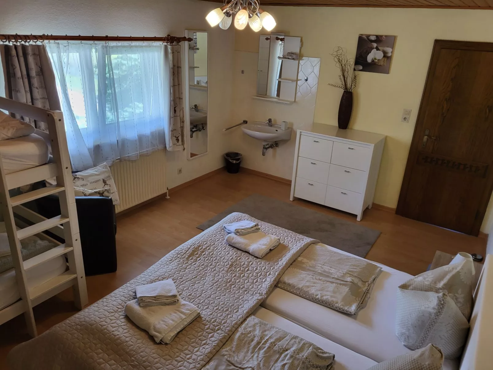 Geräumige Wohnung mit zwei Schlafzimmern und Balkon