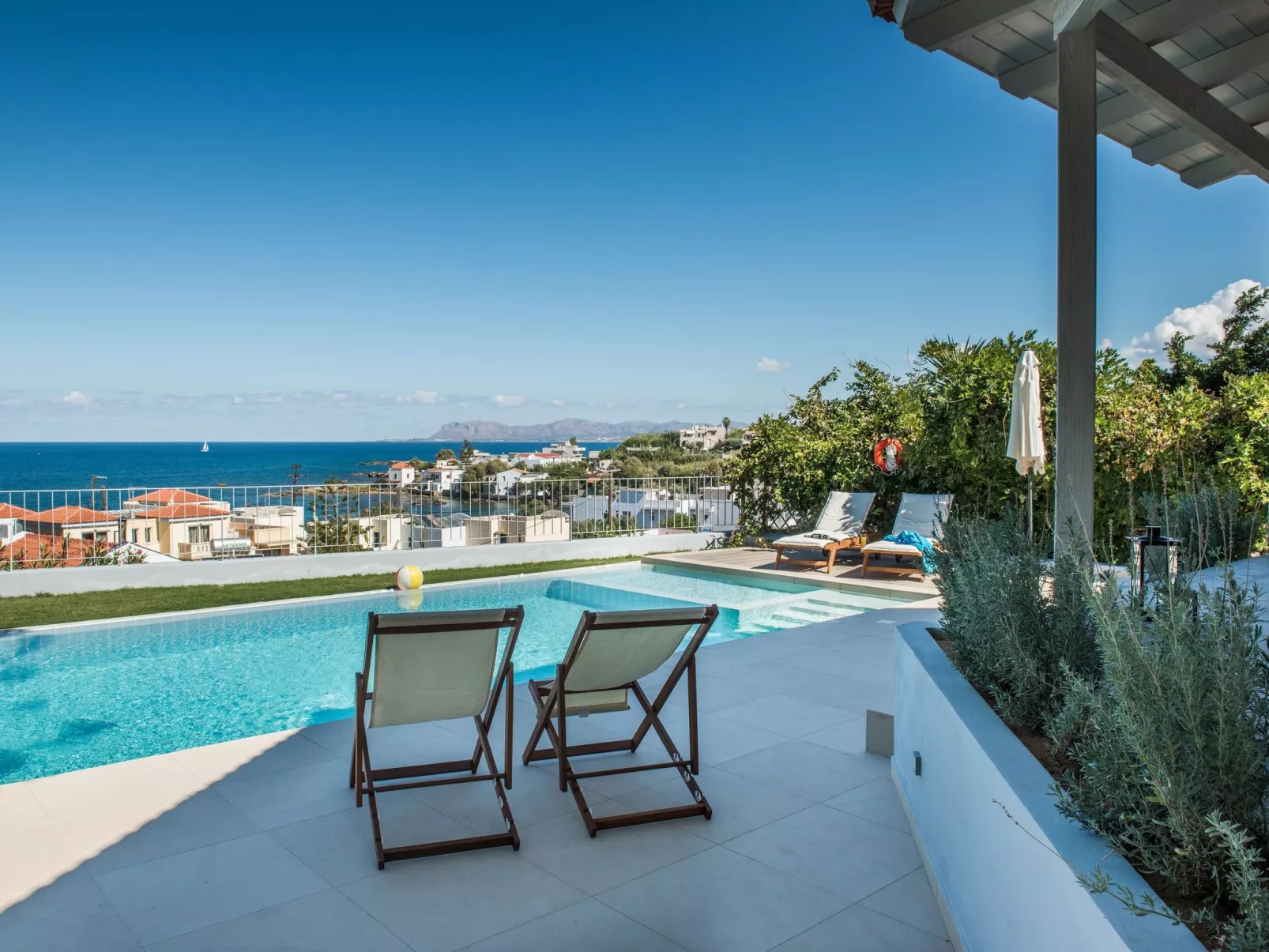 "Thea Thalassa" mit eigenem Pool-Buiten