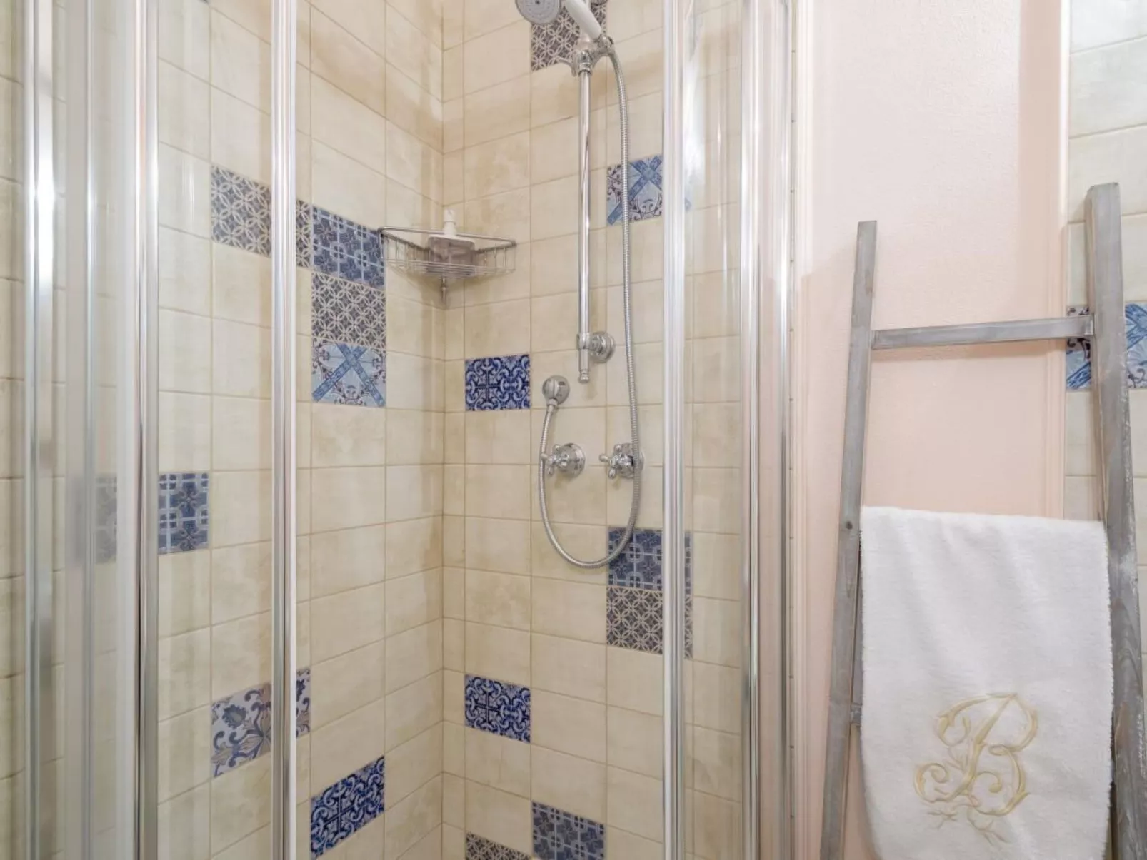 Rosa in der Toskana-Binnen