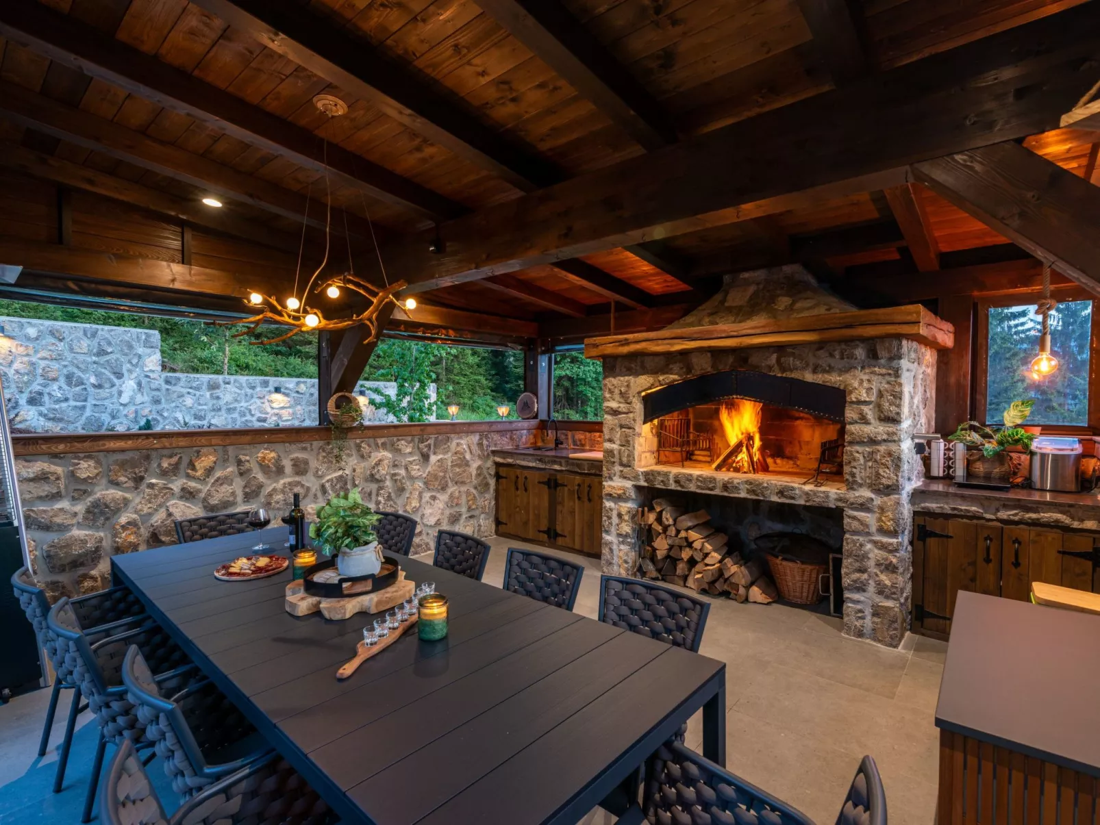 Chalet "Forest Hill" mit Hallenbad-Buiten