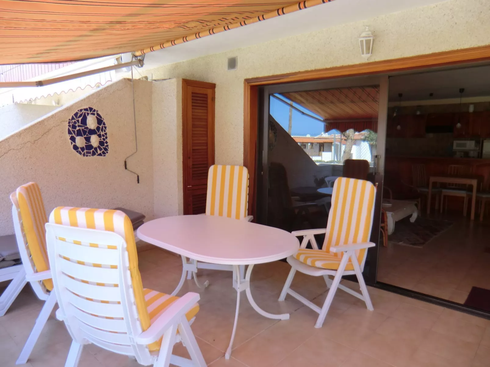 Ruhige Ferienwohnung mit Pool und Meerblick