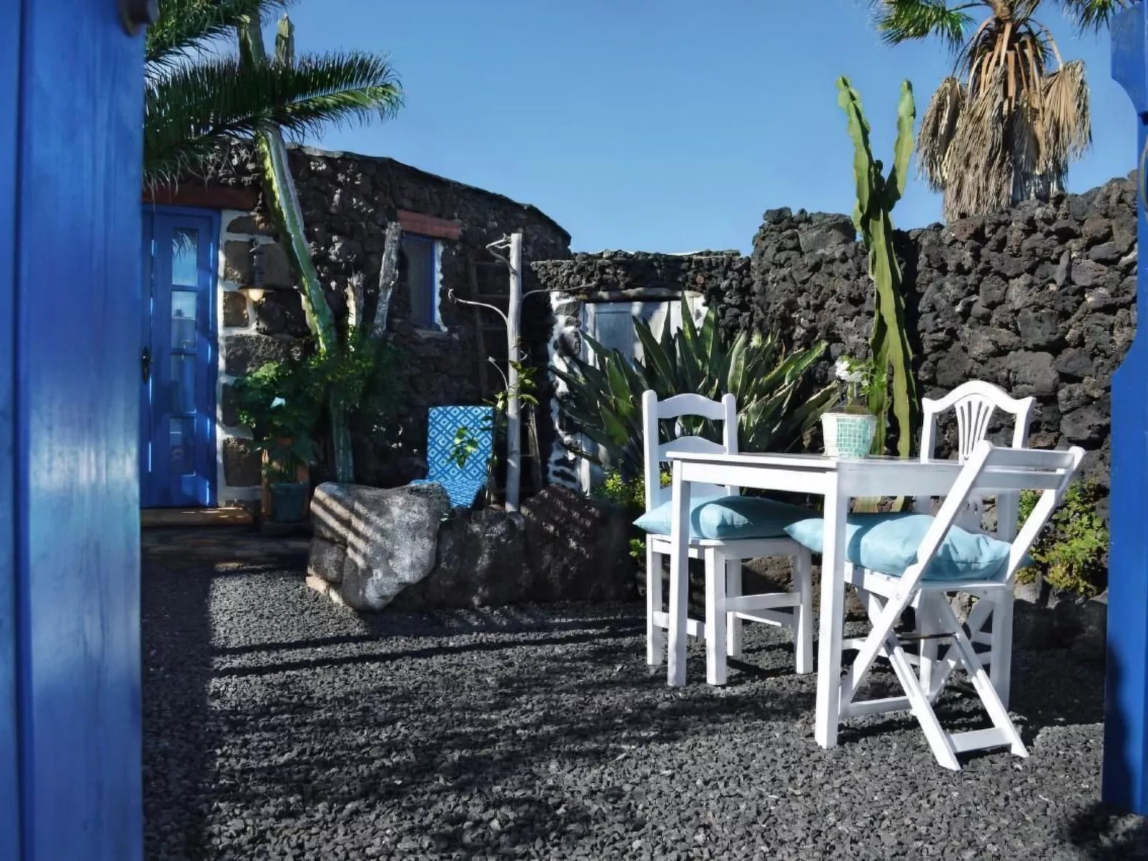 Lavastein-Bauernhaus Yazmina mit schönem Garten-Buiten