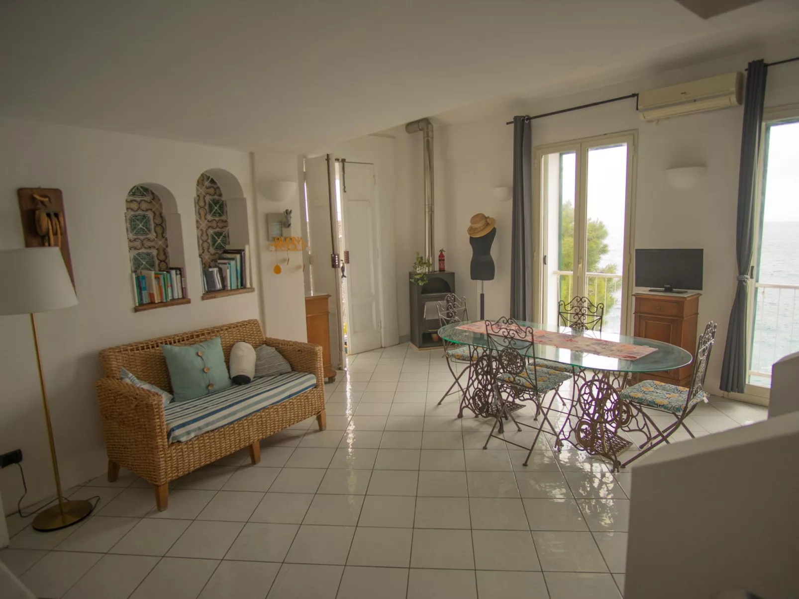 Villa mit Blick auf das Meer an der Amalfiküste-Binnen