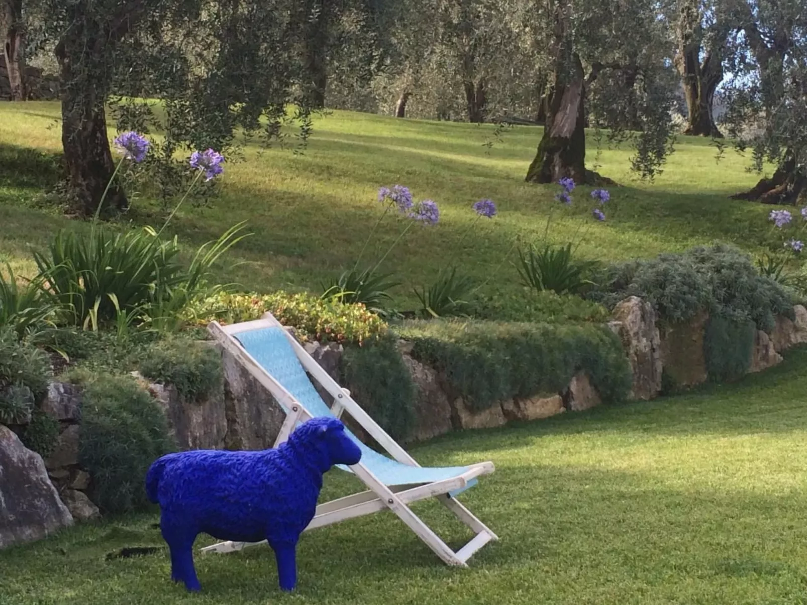 Rustiko-Landhaus mit Infinity-Pool und Seeblick-Buiten